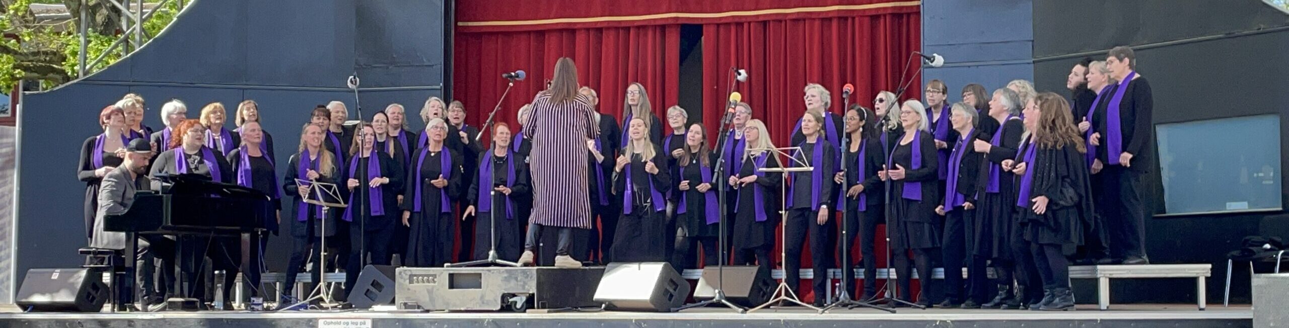 Farum Gospel Choir optræder på Bakkens friluftsscene 22. maj 2022. Med dirigent Linda Andrews.